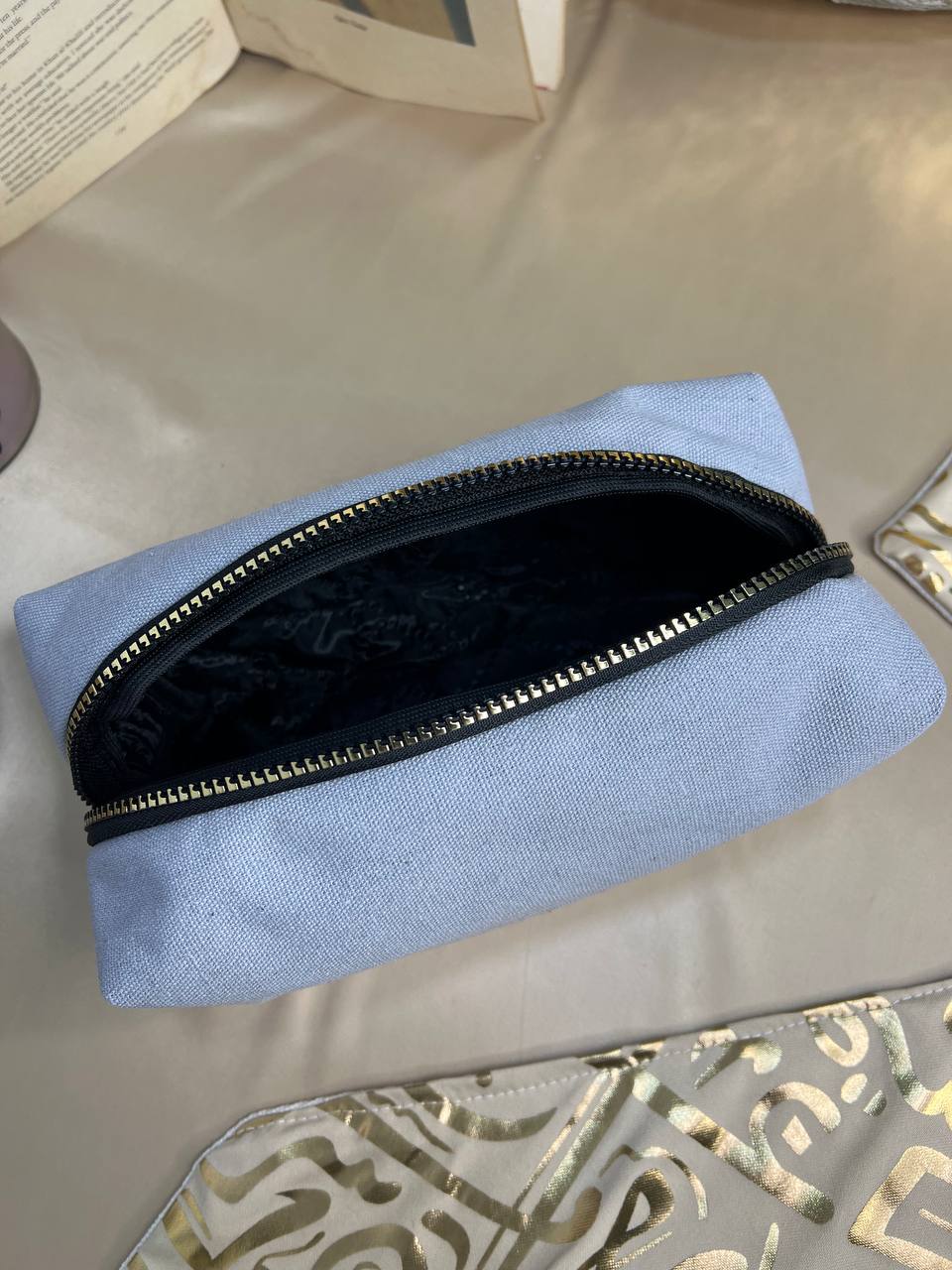 حقيبة مكياج مربعة - مع بطانة داخلية - اشترِ 2 واحصل على 1 مجانًا