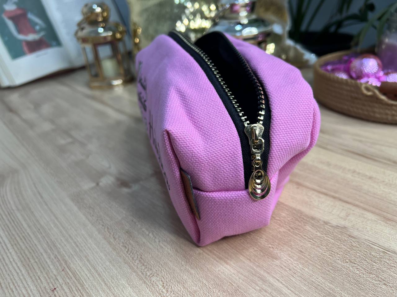 حقيبة مكياج مربعة - مع بطانة داخلية - اشترِ 2 واحصل على 1 مجانًا