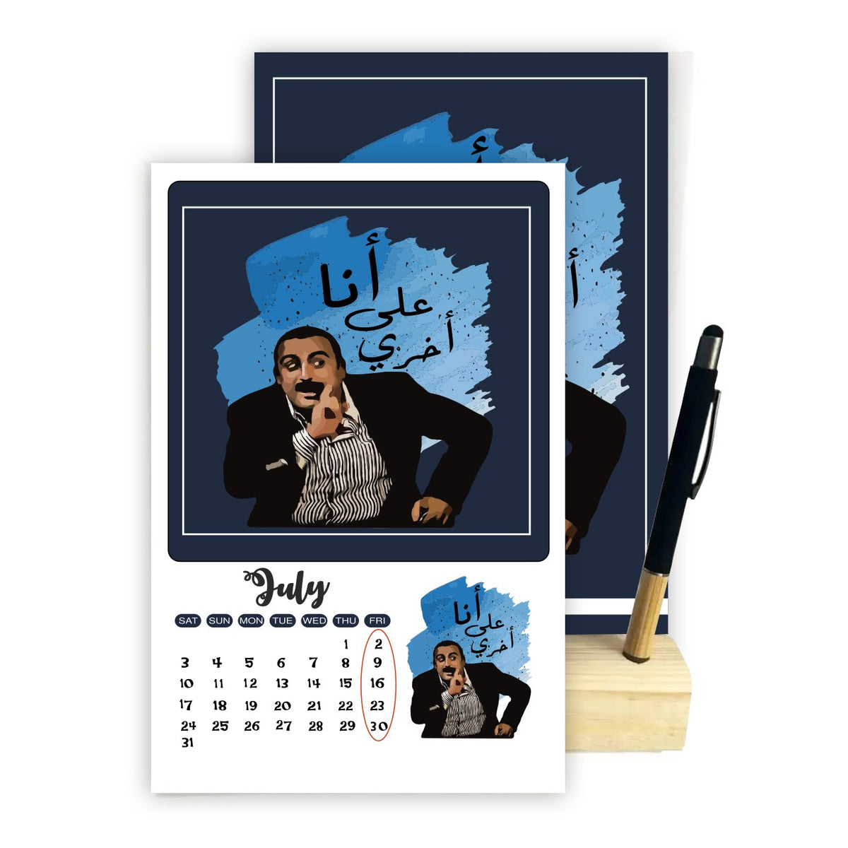 تقويم مكتبي كوميدي 2027 – حامل خشبي مقاس A5 مع قلم لمس من الخيزران | 12 تصميماً شهرياً فريداً